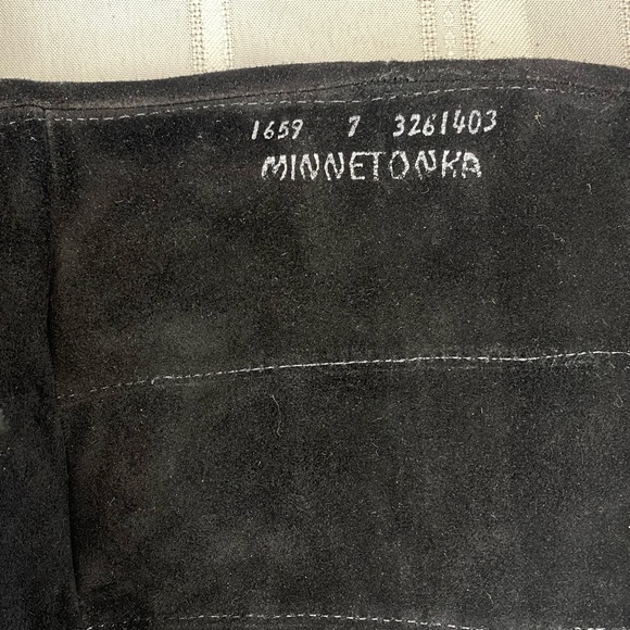 Minnetonka 5-Layer Fringe Boot black gently used womens size 7.5 suede - Picture 5 of 7